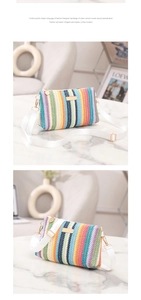 Détails de la texture tricotée à rayures colorées et ferrures dorées du sac à bandoulière