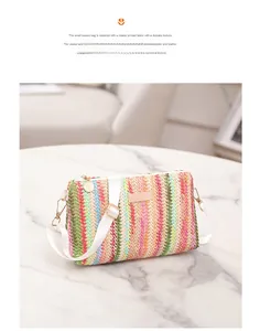 Détail d'un sac bandoulière tissé coloré avec motifs de vagues arc-en-ciel et bandoulière