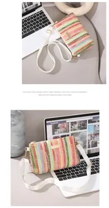 Gros plan sur la texture tissée multicolore et la bandoulière en cuir blanc du sac