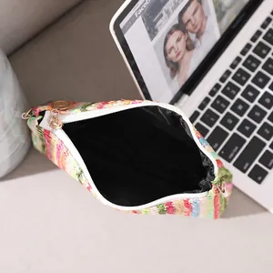 Sac boîte tissé multicolore à rayures avec fermeture éclair vue de dessus détaillée
