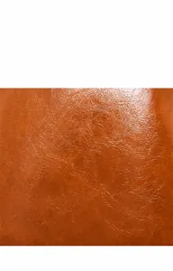 Gros plan du cuir marron texturé avec finition brillante pour sac à bandoulière mode