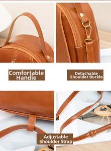 Détails du sac bandoulière en similicuir marron montrant la poignée et la boucle en métal