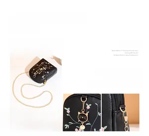 Détails de broderie florale et pendentif chat sur sac à bandoulière en cuir PU noir