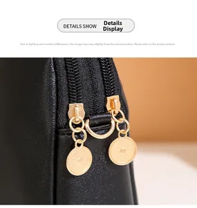 Détail du sac floral montrant les deux zips dorés et la texture du cuir noir premium