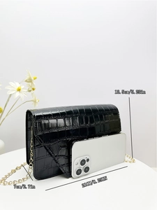 Close-up of black crocodile pattern crossbody bag showing 21x13.5x7cm size dimensions