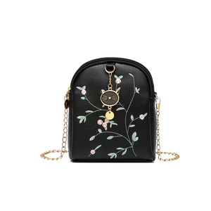 Schwarze Umhängetasche aus Leder mit Blumenstickerei, Gold-Katzen-Anhänger und Metallkette