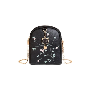 Mini sac bandoulière noir avec broderies florales et bandoulière en chaîne dorée