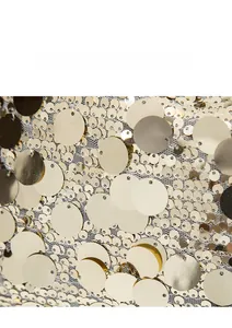 Détail de paillettes dorées champagne scintillantes sur la surface du tissu du sac
