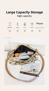 Vue intérieure du sac à paillettes dorées montrant la capacité pour maquillage