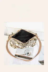 Détail de la doublure noire spacieuse et du système multicouche du sac à paillettes