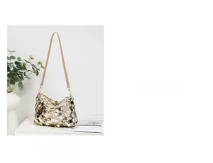 Détail des paillettes champagne sur un sac sous le bras avec bandoulière en cuir beige