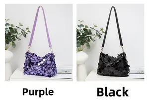 Détail de sacs à bandoulière à paillettes violets et noirs avec ferrures dorées