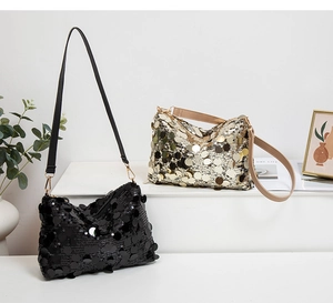Détail de sacs à bandoulière à paillettes noires et dorées pour un style de fête chic
