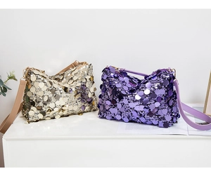 Détail de sacs hobo avec de grands sequins ronds champagne et violets et fermeture éclair
