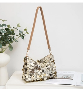Détail du sac hobo à paillettes dorées avec bandoulière en PU marron clair et crochets en métal