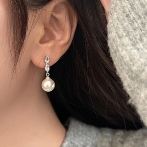 Vue détaillée de boucles d'oreilles perles grises élégantes avec zircons marquise