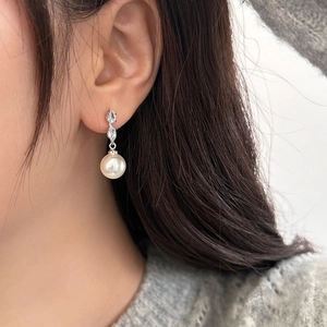 Boucles d'oreilles élégantes avec zircon cubique marquise et perles blanches rondes