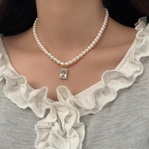 Elegant Faux Artificial Pearl Pendant Necklace Rectangular Zircon Gemstone Inset Alloy Retro French Style Jewelry Women