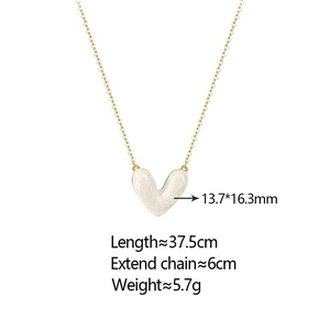 Dettaglio del ciondolo a cuore con dimensioni 13,7x16,3 mm e catena dorata