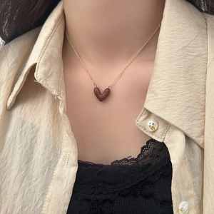 Collana minimalista con ciondolo a cuore moka scuro e catena dorata da donna