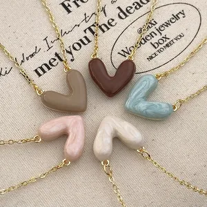 Collane con pendente a cuore dorato in varie finiture marmorizzate per gioielli donna
