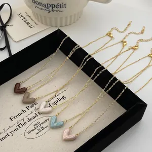 Set di cinque collane con ciondoli a cuore in colori autunnali e catene dorate sottili