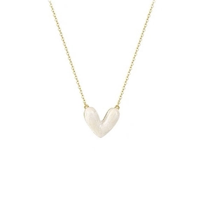 Collana a cuore dorata con elegante ciondolo in madreperla bianca per gioielli da donna