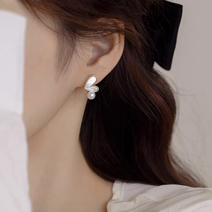 Elegant heart-shaped shell and pearl drop earrings in a minimalist gold finish