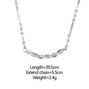 Détail du collier torsadé argenté avec pendentif en zircon montrant les mesures précises