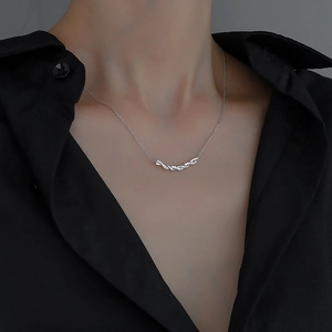Collier élégant en argent torsadé avec pendentif en zircon sur une chemise noire