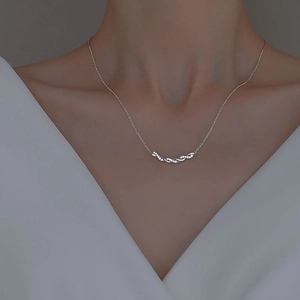 Gros plan du collier avec pendentif torsadé et zircons brillants sur un mannequin