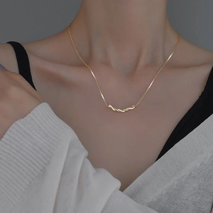 Détail du pendentif torsadé avec incrustations de zircons blancs sur collier doré
