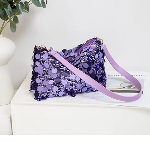 Détail des grandes paillettes violettes et des garnitures dorées du sac à bandoulière