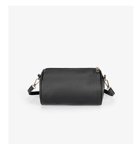 Détail d'un sac cylindrique noir avec broderie florale et finitions métalliques dorées