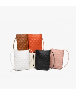 Dettaglio delle mini borse a tracolla intrecciate in marrone, arancio, bianco e nero