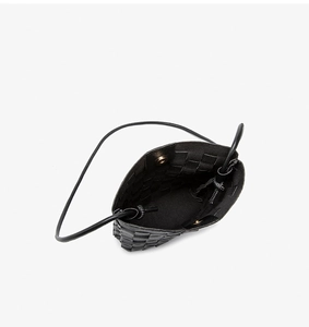 Dettaglio borsa porta cellulare in pelle nera intrecciata con chiusura magnetica oro
