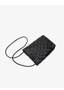 Dettaglio macro della trama intrecciata di una borsa per cellulare nera minimal