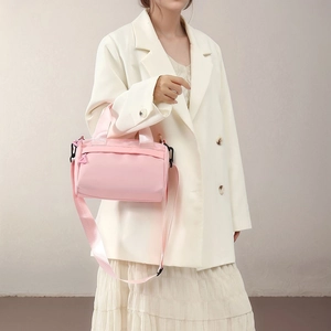 Rosafarbene Zylindertasche für Damen aus leichtem Nylon mit verstellbarem Schultergurt