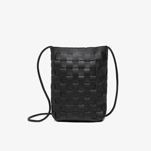 Borsa a tracolla moderna in finta pelle intrecciata nera con tracolla minimalista