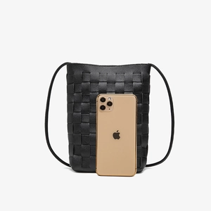 Borsa porta cellulare in pelle intrecciata nera con tracolla a corda e motivo a rombi