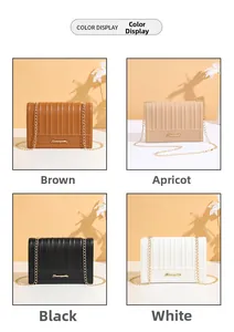Détail de sacs bandoulière en cuir plissé en quatre couleurs avec chaîne dorée