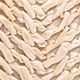Gros plan sur le tissage de paille beige naturel avec motif chevrons du sac