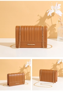 Détails du sac en cuir matelassé marron avec rayures verticales et chaîne dorée