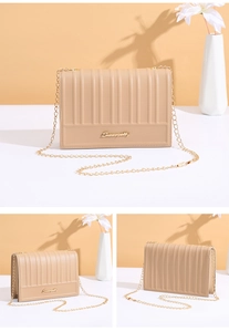 Détails de plissés verticaux sur sac beige avec chaîne dorée et logo en métal