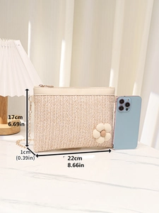 Détail d'une pochette en paille 22x17cm avec décoration florale et bandoulière chaîne