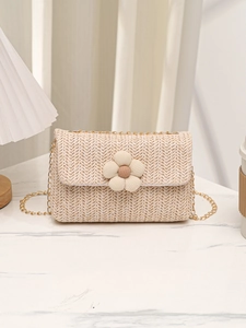 Detailansicht der Strohhandtasche mit 3D-Stoffblume und goldener Gliederkette
