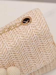Detailaufnahme des Fischgräten-Webmusters mit Goldkette und Metall-Ösen-Details