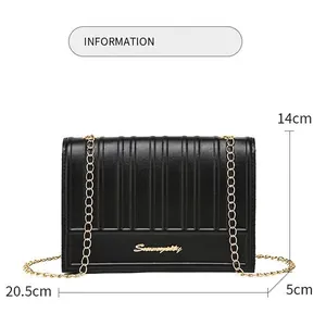 Sac bandoulière en cuir PU noir texturé avec chaîne dorée et dimensions 20,5x14x5cm