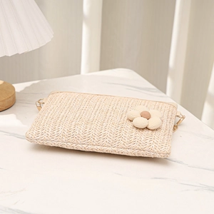 Sac bandoulière tissé avec fleurs et détails dorés pour une mode estivale élégante