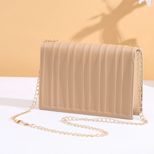 Sac bandoulière beige minimaliste avec texture plissée et chaîne dorée élégante